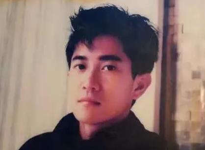 何超瓊去祭拜陳百強嗎，陳百強被評為衣著杰出人士