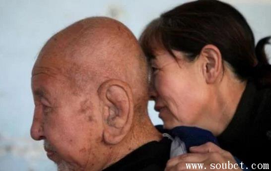 世界上耳朵最大的人，80歲大爺長有一對長達11厘米的耳朵