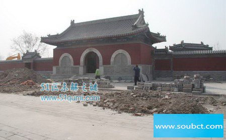 北頂娘娘廟強拆現場刮黑風，施工現場挖出大白蛇