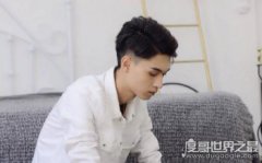 秦霄賢家境優越，是個開跑車上班的富二代