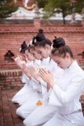 傣族的傳統節日是，關門節、潑水節、花街節