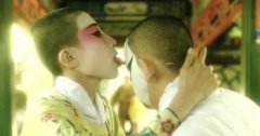 霸王別姬里小豆子被太監怎么了，送到他的房間去折辱了