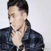 陳偉霆手指上的紋身， 腳踝處也有W字母還配上了羽毛