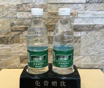 酒店里的礦泉水收費嗎，都會有1-2瓶礦泉水是免費的