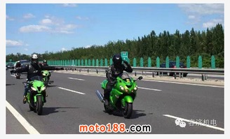 摩托車上高速需要什么條件，駕照行駛證和頭盔是必須要帶的