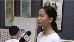 何碧玉的父母，對于女兒選擇并未給予過多的干涉