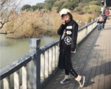 薛佳凝的微博，發出一張以前的很老的照片