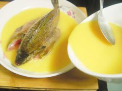 太陽魚的做法，灑入三分之一湯勺鹽抹遍太陽魚的全身