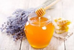 宿醉第二天最有效的解酒方法，蜂蜜檸檬水、番茄汁、新鮮紅提