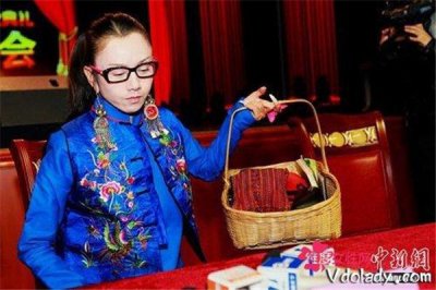 為什么楊麗萍老戴帽子摘帽子后照片