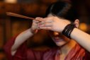 食指按眉心看前世風險，命帶華蓋有佛眼的女人的前世