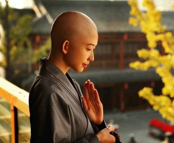 出家人以后老了靠誰，小和尚會為師父養老送終的