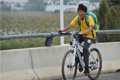 駕駛叉車佩戴安全帽