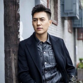 靳東的兩任妻子都是誰，和周揚分手后與李佳結婚了