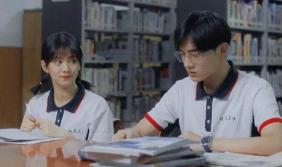 男學霸暗戀女生的表現，通常樂于幫助她解決學習上的困難