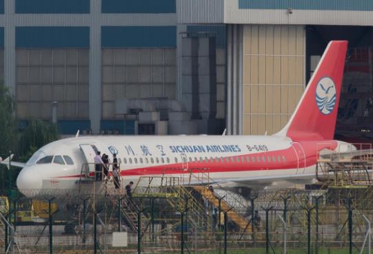 8633飛機真實事件，成功備降挽救了128名乘客的安全