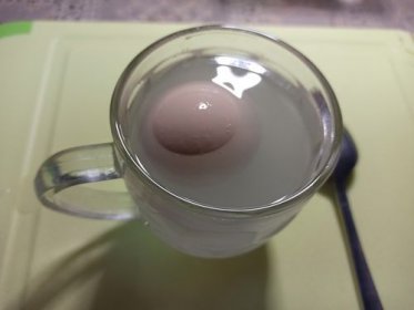 雞蛋在鹽水中浮起來的原理，是阿基米德原理