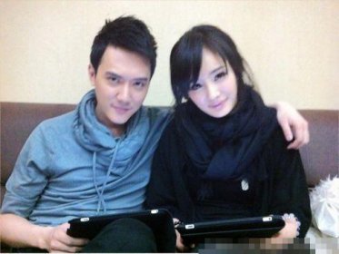 馮紹峰現任妻子是誰，和趙麗穎離婚后有什么前女友找上門