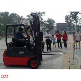 學叉車培訓一般多少錢，1700元左右.不包含考證的費用